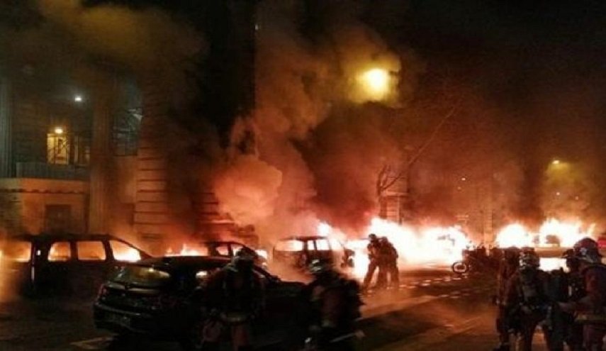 فرنسا... اندلاع حريق في عدد من السيارات في باريس!