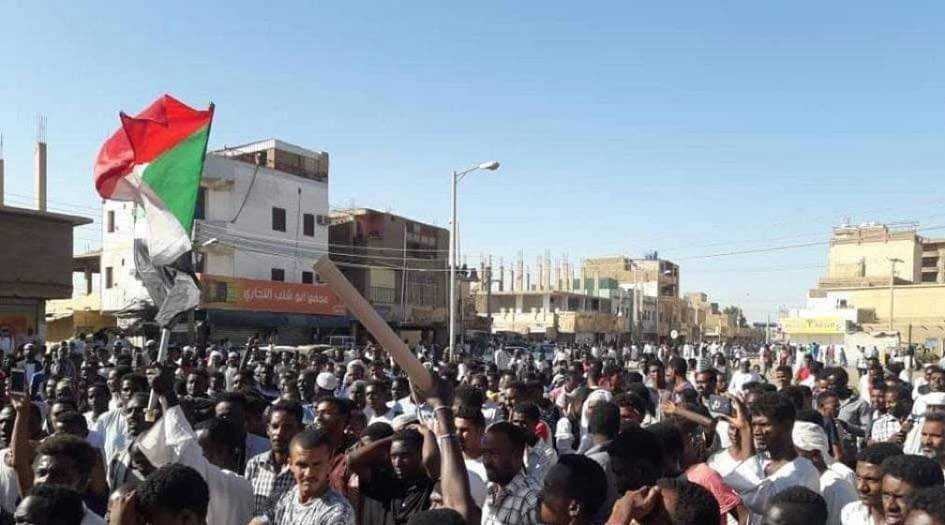 الشرطة السودانية تطلق الغاز على المتظاهرين...والاسباب هي...!
