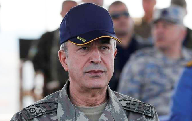 وزير الدفاع التركي يتفقد الوحدات العسكرية على الحدود السورية