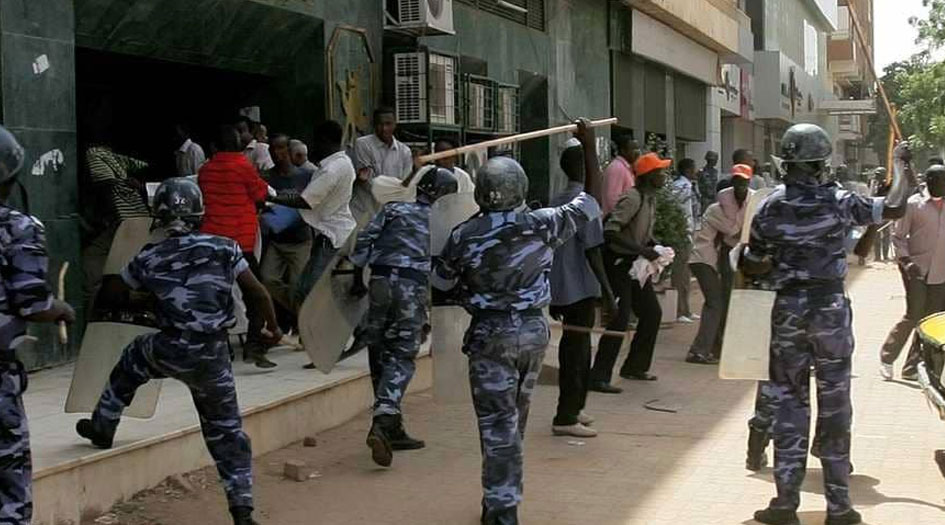 الشرطة السودانية تطلق الغاز المسيل للدموع على المتظاهرين