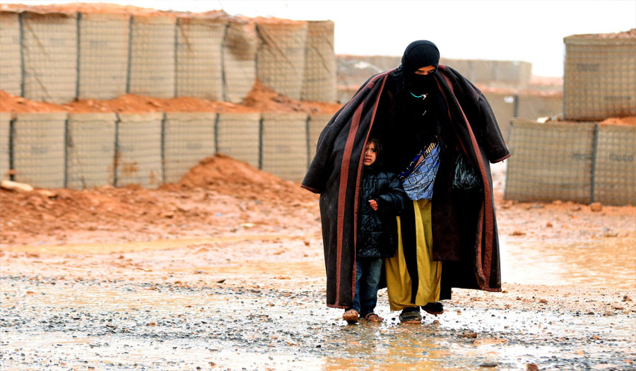 نازحة سورية تحرق نفسها وأطفالها في مخيم بسبب الجوع!