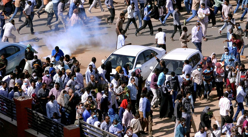 الشرطة السودانية تفرق آلاف المحتجين بالعاصمة الخرطوم