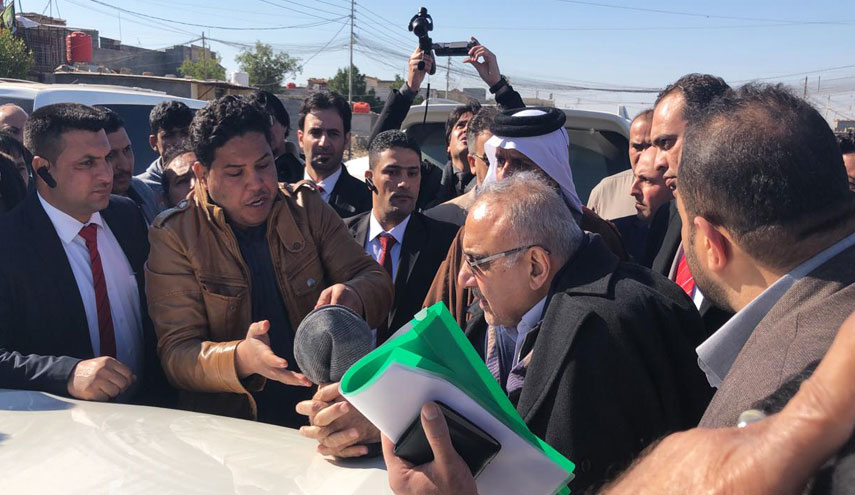 رئيس وزراء العراق يزور البصرة في ظل التظاهرات المستمرة