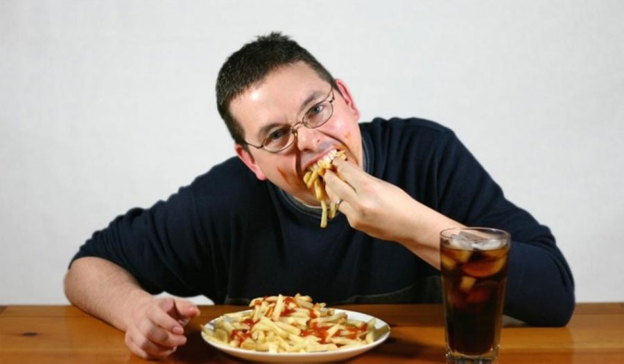 4 أمراض عصيبة تتربص بمن يأكل الطعام بسرعة