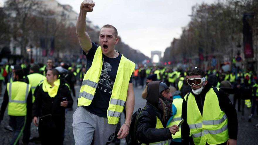 فرنسا... الامن يستخدم قنابل الغاز لتفريق المحتجين