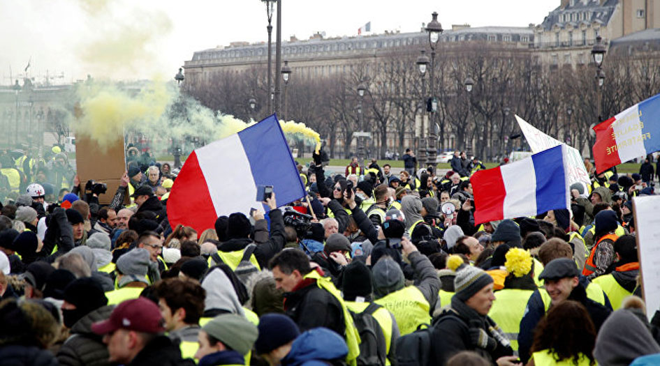  حركة «الشالات الحمراء» تتظاهر لأول مرة في فرنسا
