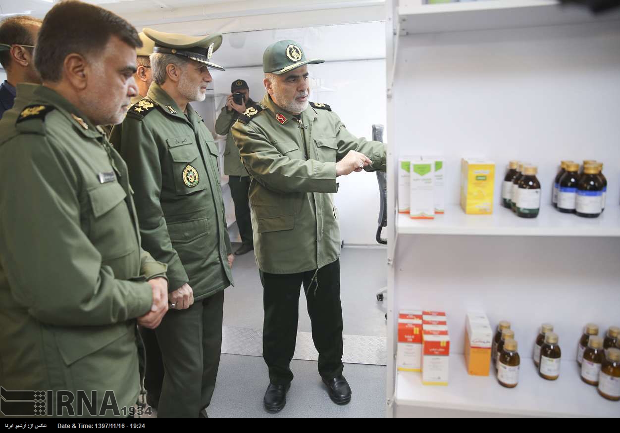 شاهد بالصور ...تفقد وزير الدفاع الإيراني معرض إنجازات القطاع الطبي للقوات البرية 