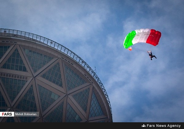 القوات الخاصة الايرانية تنفذ فعاليات القفز بالمظلة+صور