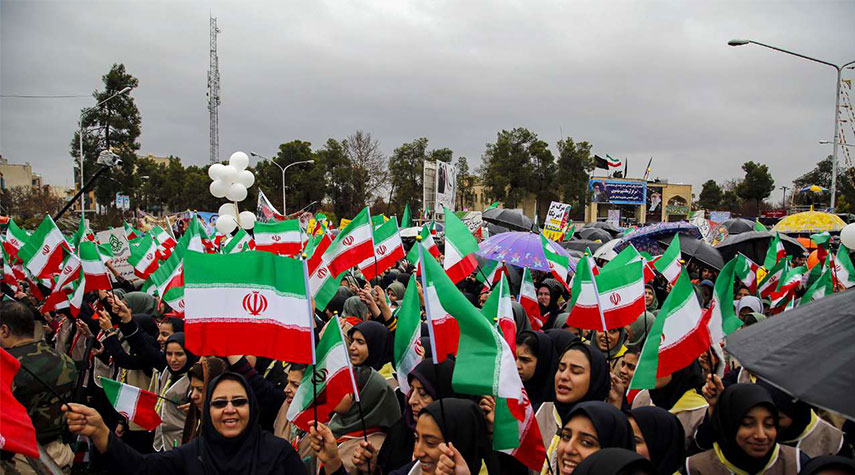 إيران بيضاء الطبيعة والصحيفة، وقوية العود بفضل حضور الحشود