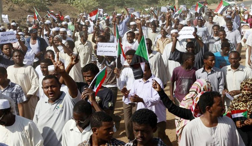 قوات أمن سودانية بملابس مدنية تعتقل محتجين في الخرطوم
