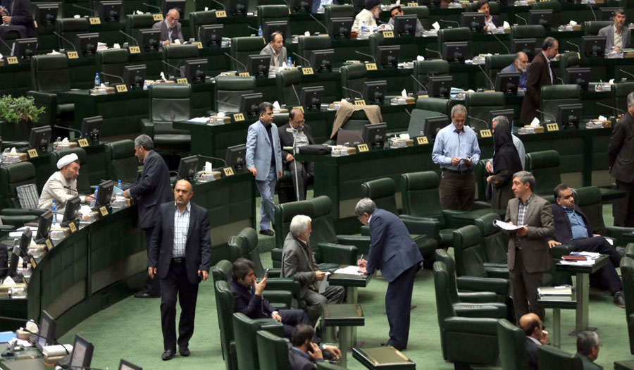 البرلمان الايراني يلزم الحكومة ببيع النفط الخام في البورصة المحلية