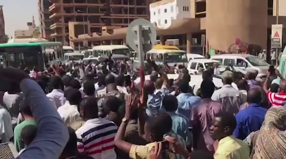 مقتل متظاهر سوداني وتاجيل دراسة التعديلات الدستورية