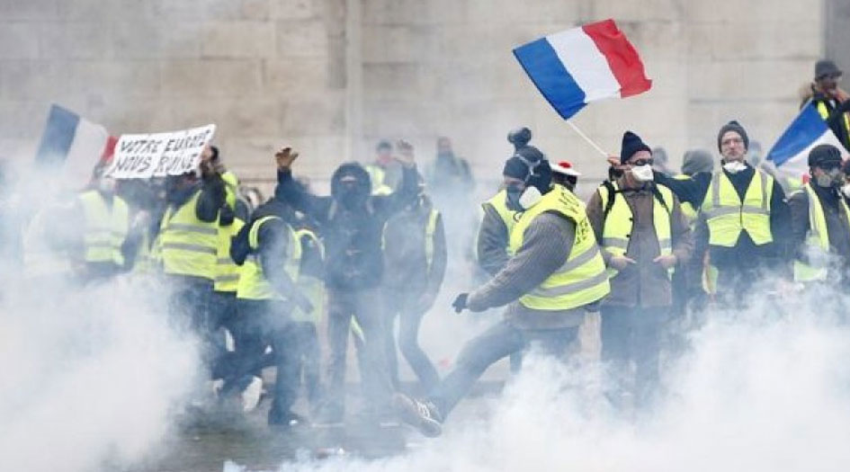 اعتقال 6 أشخاص خلال احتجاجات "السترات الصفراء" في باريس