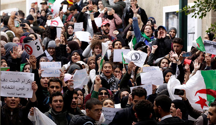 مسيرات في جامعات الجزائر احتجاجا على ترشح بوتفليقة للرئاسة