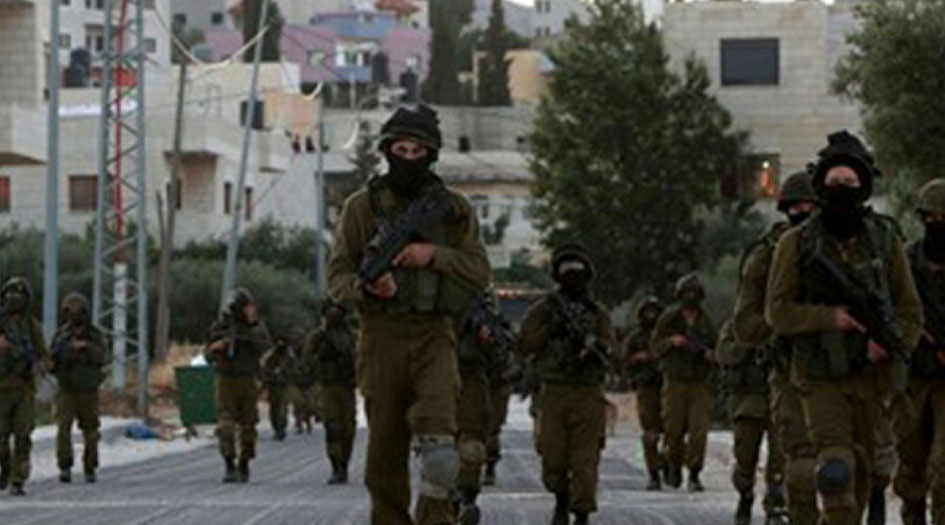 قوات الاحتلال تعتدي على شبان فلسطينيين في رام الله