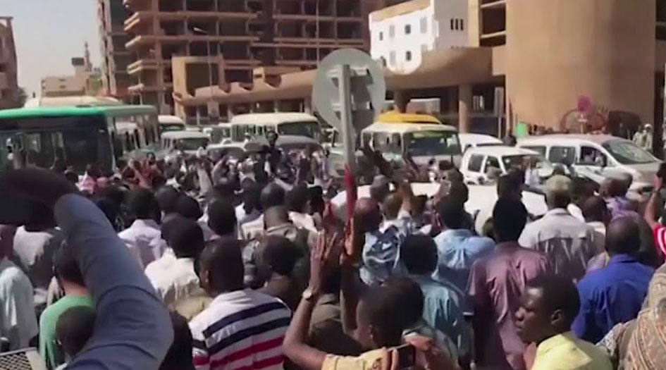 تظاهرات تجتاح المدن السودانية تطالب باسقاط النظام