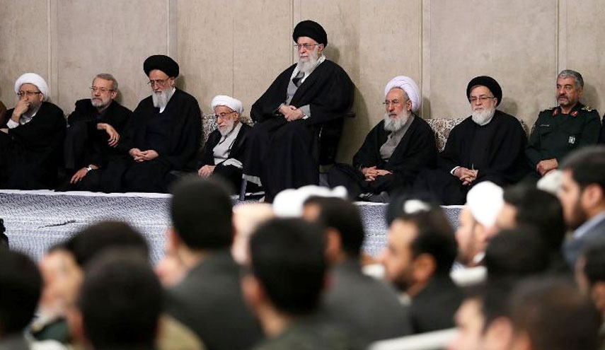 قائد الثورة يرعى مراسم تأبين آية الله مؤمن في طهران