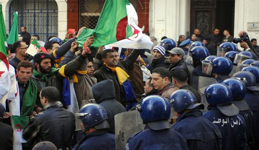 تظاهرات مستمرة في الجزائر والشرطة تعزز قواتها محيط قصر الرئاسة