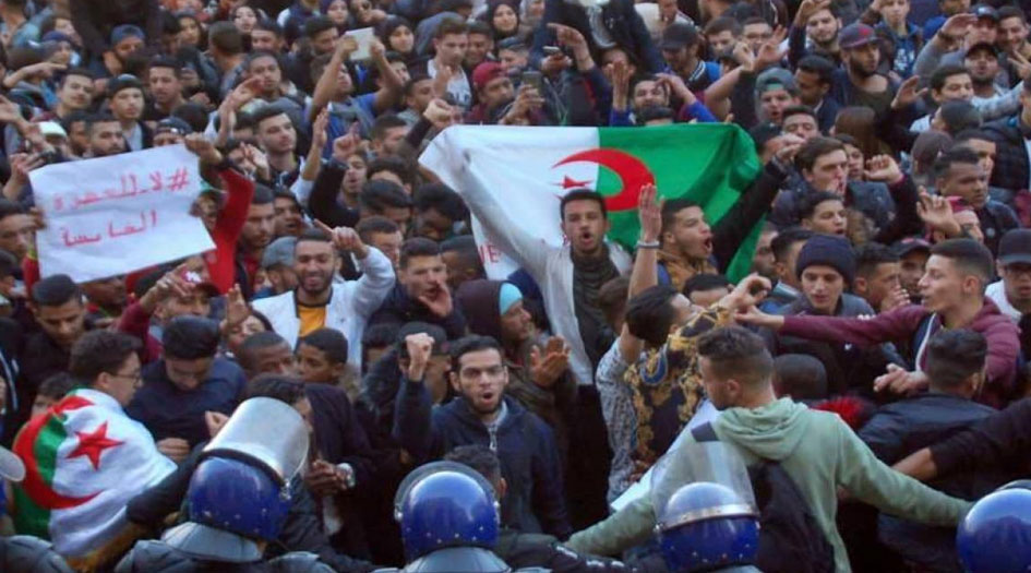الشارع الجزائري يشتعل والحزب الحاكم يحذر من العصيان المدني