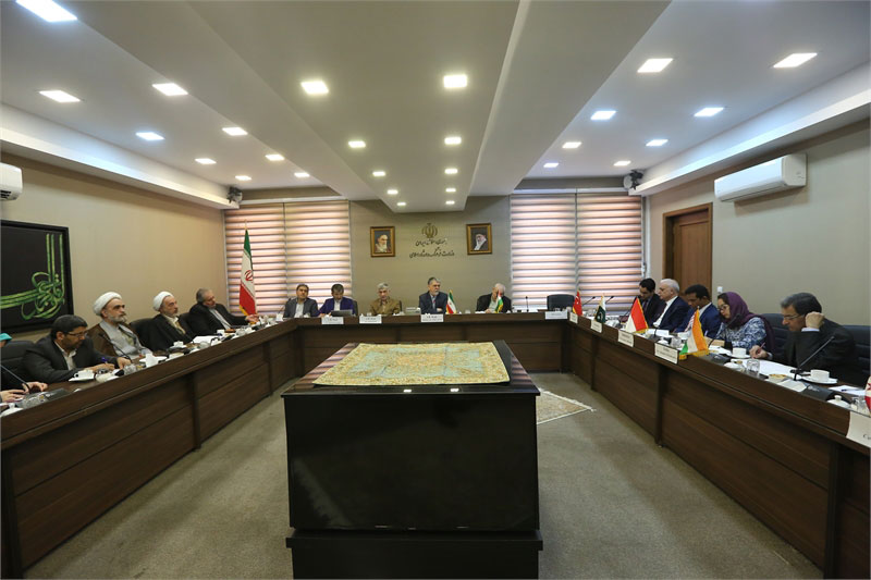 وزير الثقافة الايراني يلتقي السفراء والمستشارين الثقافيين لدى طهران