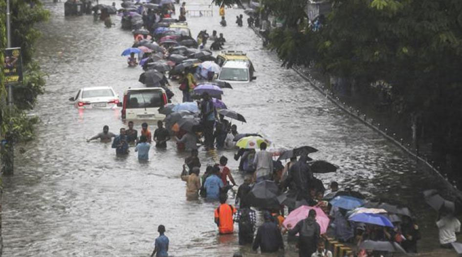 ارتفاع حصيلة قتلى فيضانات إندونيسيا إلى 77