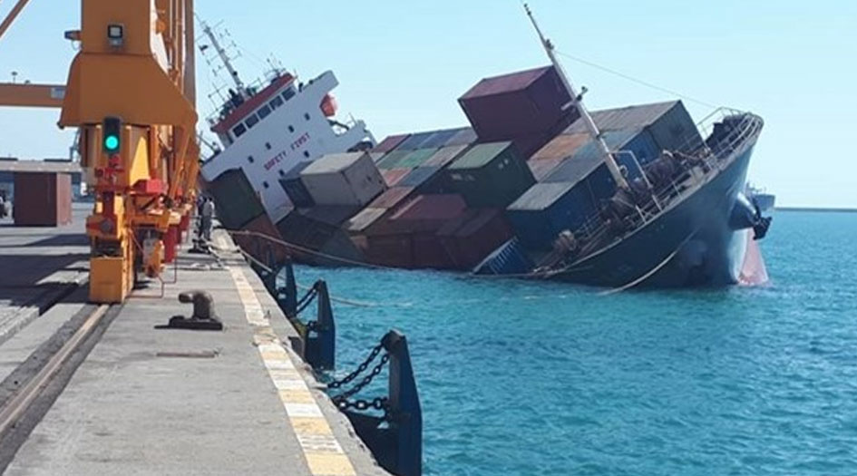 سفينة تجارية تغرق في ميناء شهيد رجائي جنوبي إيران