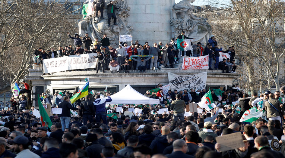 تظاهرات شعبية بالعاصمة الجزائرية تطالب بالانتقال السلمي للسلطة