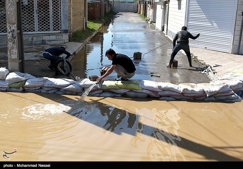 شاهد بالصور ...تقديم مساعدات إغاثية إلى المناطق المتضررة من السيول شمال ايران  