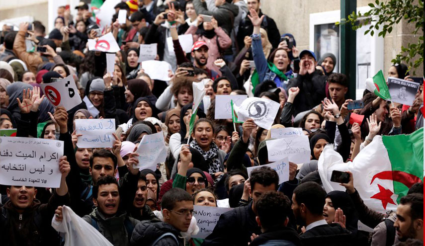 آلاف الجزائريين يحتشدون في العاصمة مع تشبث بوتفليقة بالسلطة