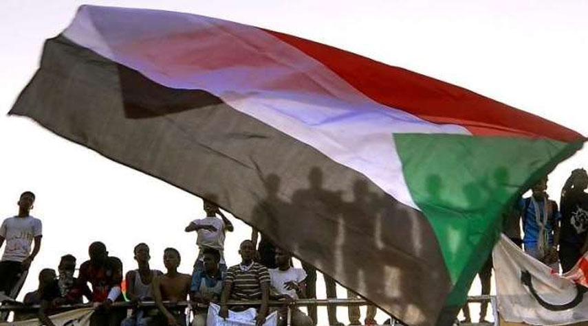 أنباء عن تنحي البشير وسط تحركات عسكرية وأغان وطنية في شوارع السودان