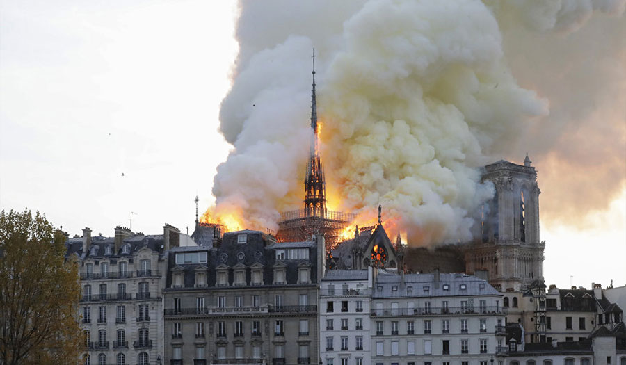 اندلاع حريق في كاتدرائية نوتردام الأثرية وسط باريس