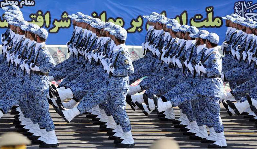بمناسبة يوم الجيش الايراني... بدء العرض العسكري للجيش في طهران 