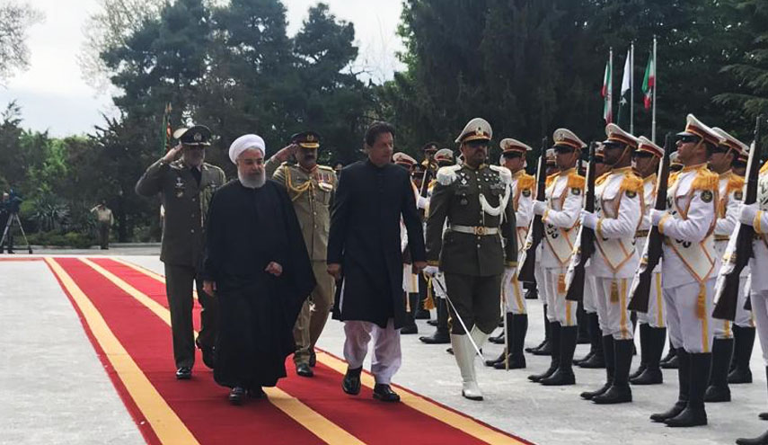 الرئيس روحاني يستقبل رئيس وزراء باكستان رسميا 