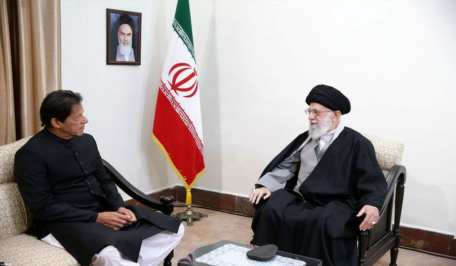 قائد الثورة يؤكد تعزيز العلاقات الايرانية والباكستانية رغم أنف الأعداء