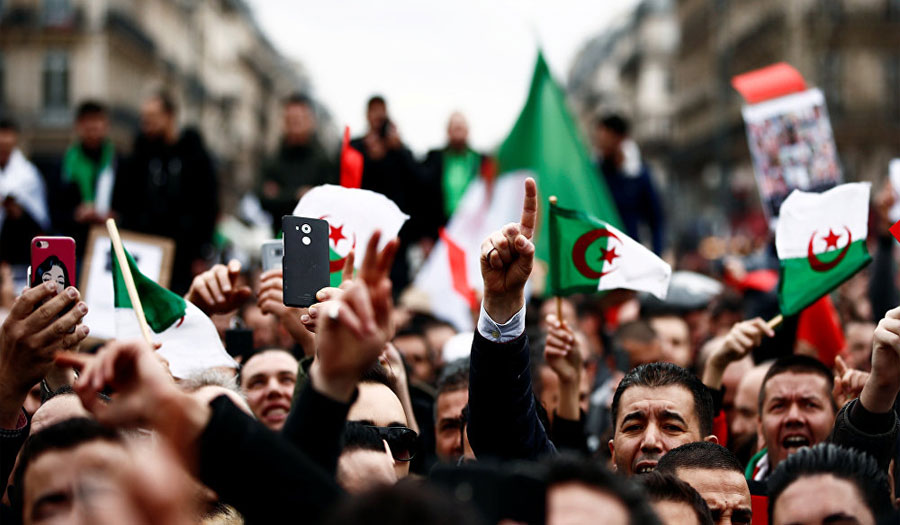 زعيم المحتجين بالجزائر يدعو لتمديد الفترة الانتقالية 