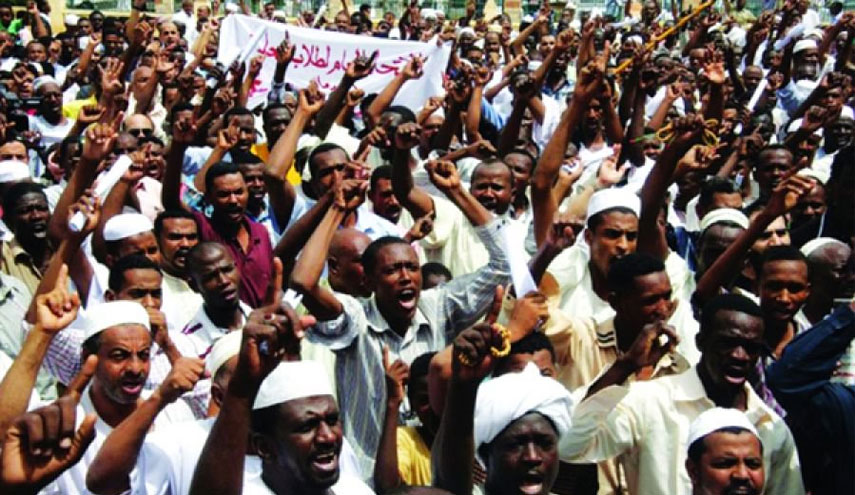 الشارع السوداني يحتج على تدخل الرئيس المصري بشأن ثورته
