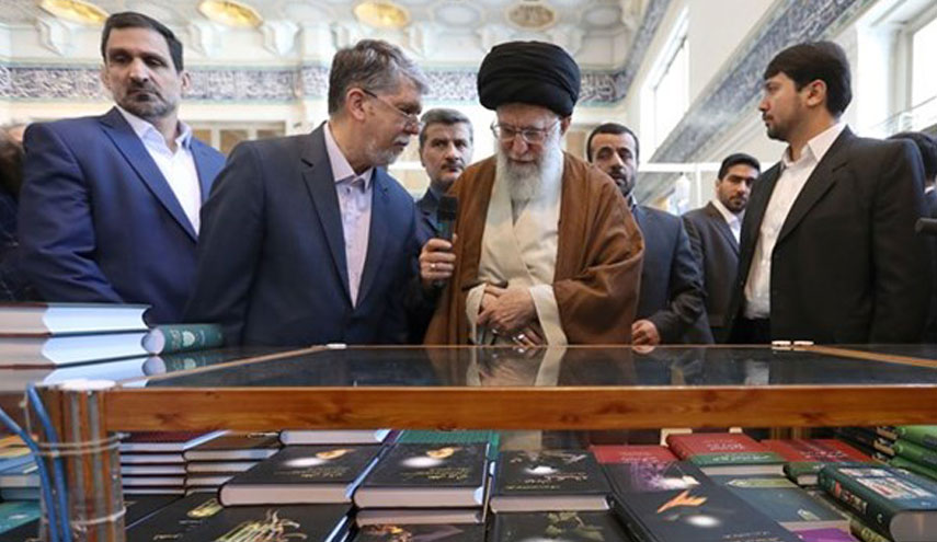قائد الثورة الاسلامية يتفقد معرض طهران الدولي للكتاب 