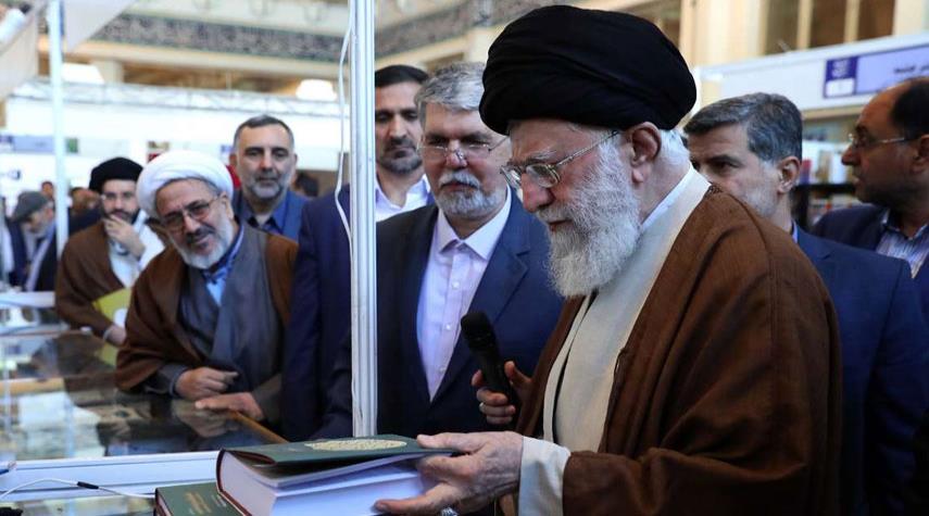 شاهد بالصور ...قائد الثورة الإسلامية يزور معرض طهران الدولي للكتاب
