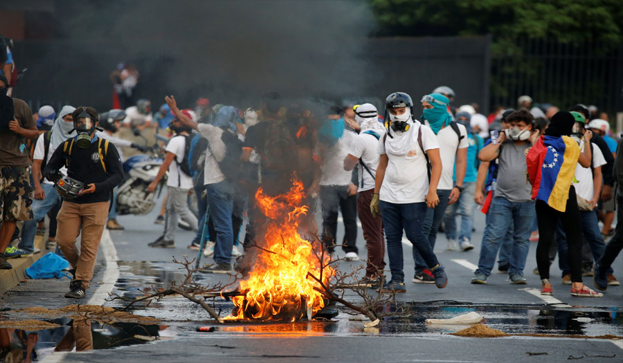 إصابة 5 عسكريين في فنزويلا وسط تهديد بومبيو بالخيار العسكري