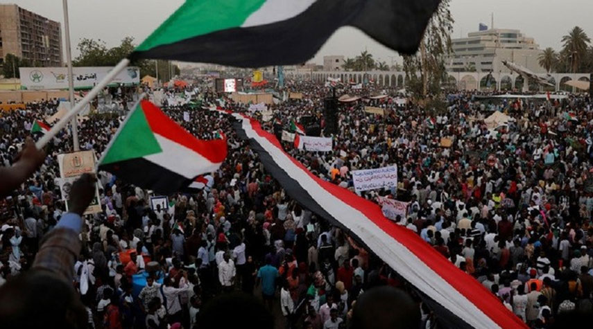 حشود من السودانيين في الخرطوم تلبية للدعوة إلى "مظاهرة مليونية"