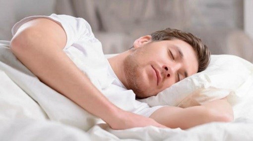 هكذا يؤثر النومُ في وزن الجسم ويقودك إلى مخاطر السمنة