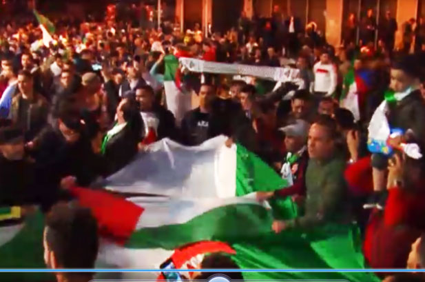 الجزائريون يواصلون احتجاجاتهم مطالبين بتنحي رجال بوتفليقة