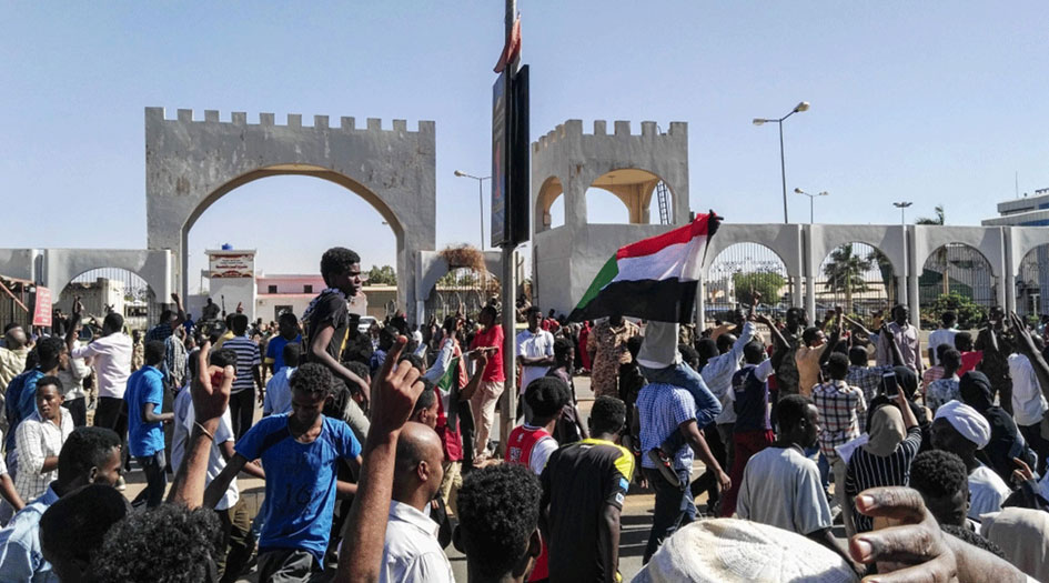 المتظاهرون في السودان يغيرون شعارهم