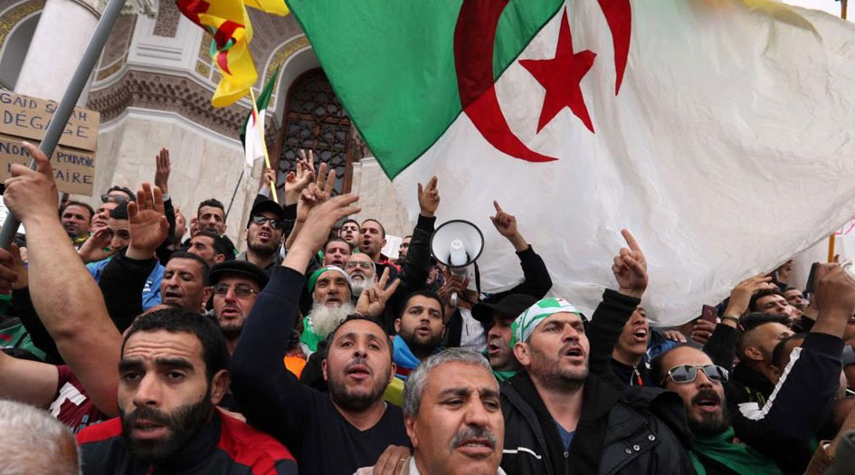 الجزائريون يطاردون رموز نظام بوتفليقة