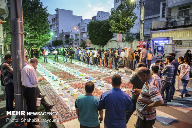 بالصور ...موائد الإفطار الرمضانية في طهران