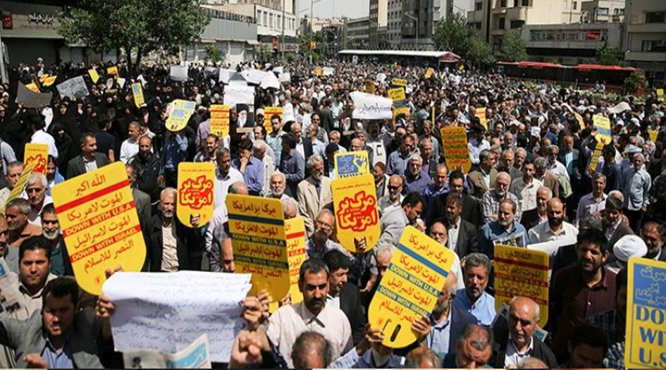 الايرانيون يطالبون الحكومة بالإنسحاب من الاتفاق النووي