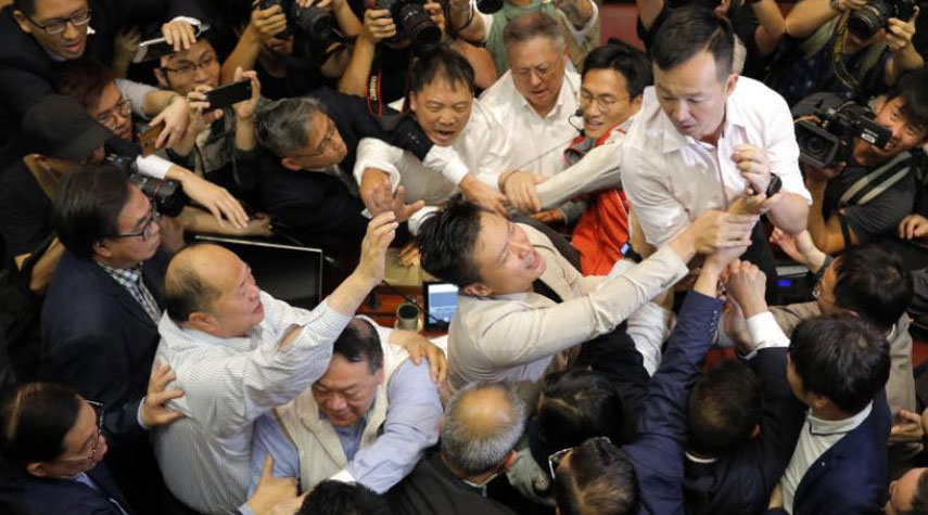 إصابة 4 نواب بعراك داخل برلمان هونغ كونغ
