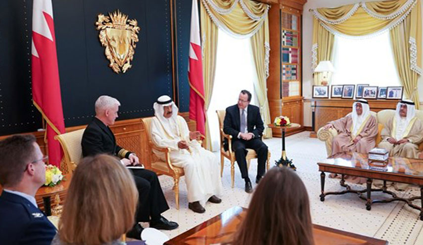 رئيس الوزراء البحريني يجتمع مع قائد الأسطول الأمريكي الخامس 