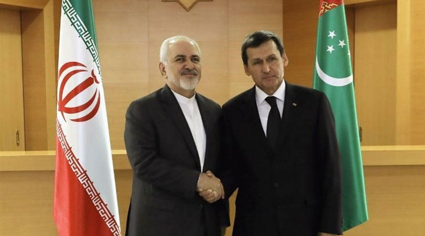 ظريف يلتقي نظيره التركمنستاني ويؤكد أهمية تطوير العلاقات الثنائية