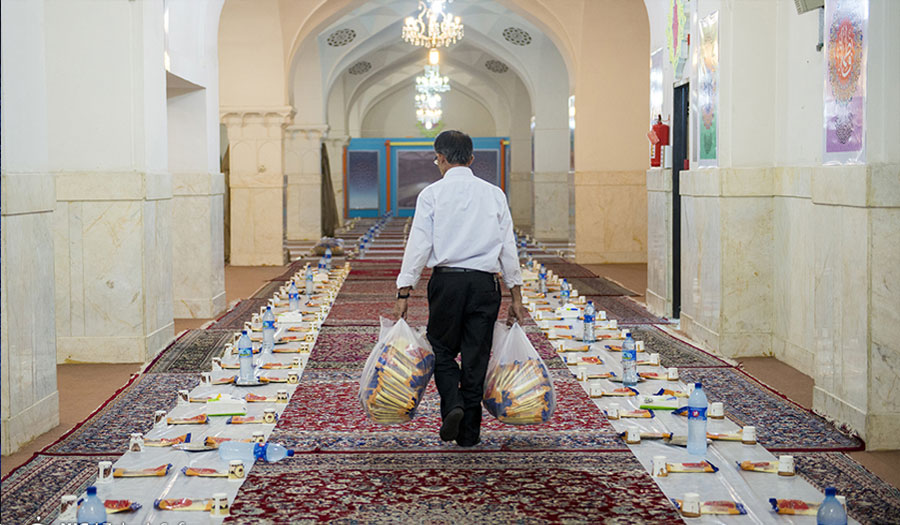 موائد الرحمن الرمضانية لإفطار الصائمين في مساجد طهران